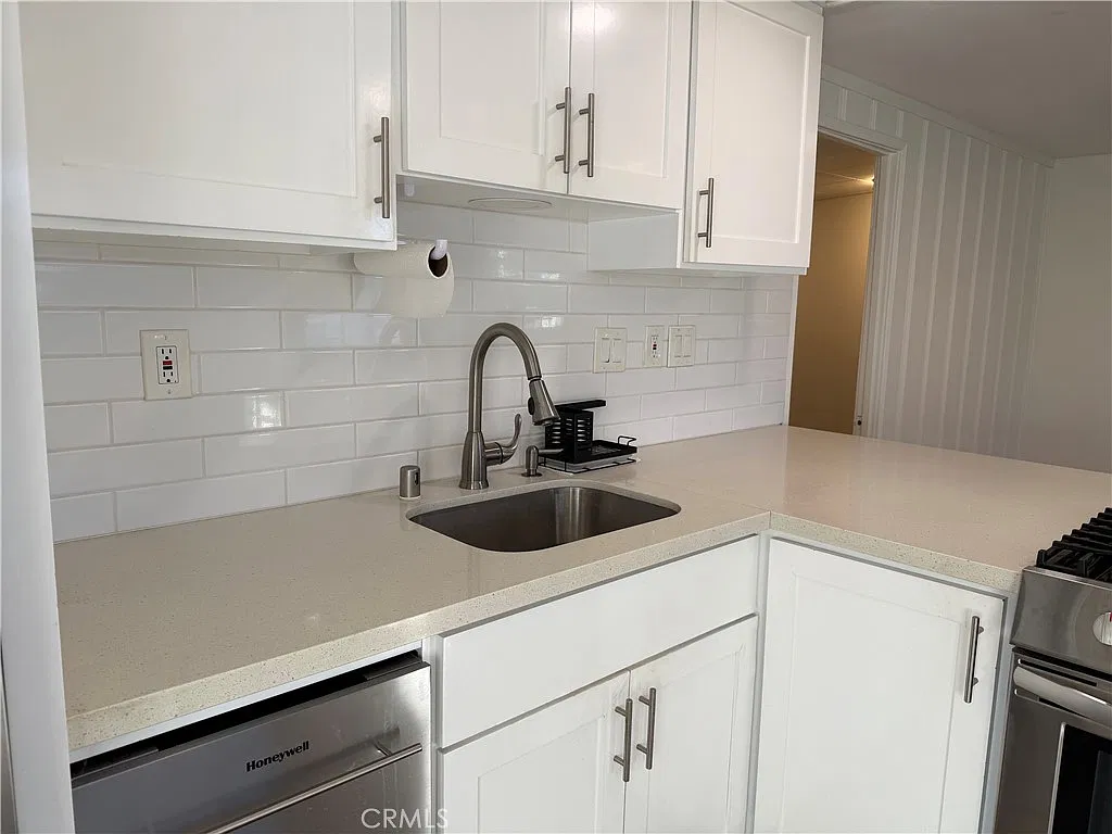 1 bed, 448 sqft, $3,200 — Photo 4
