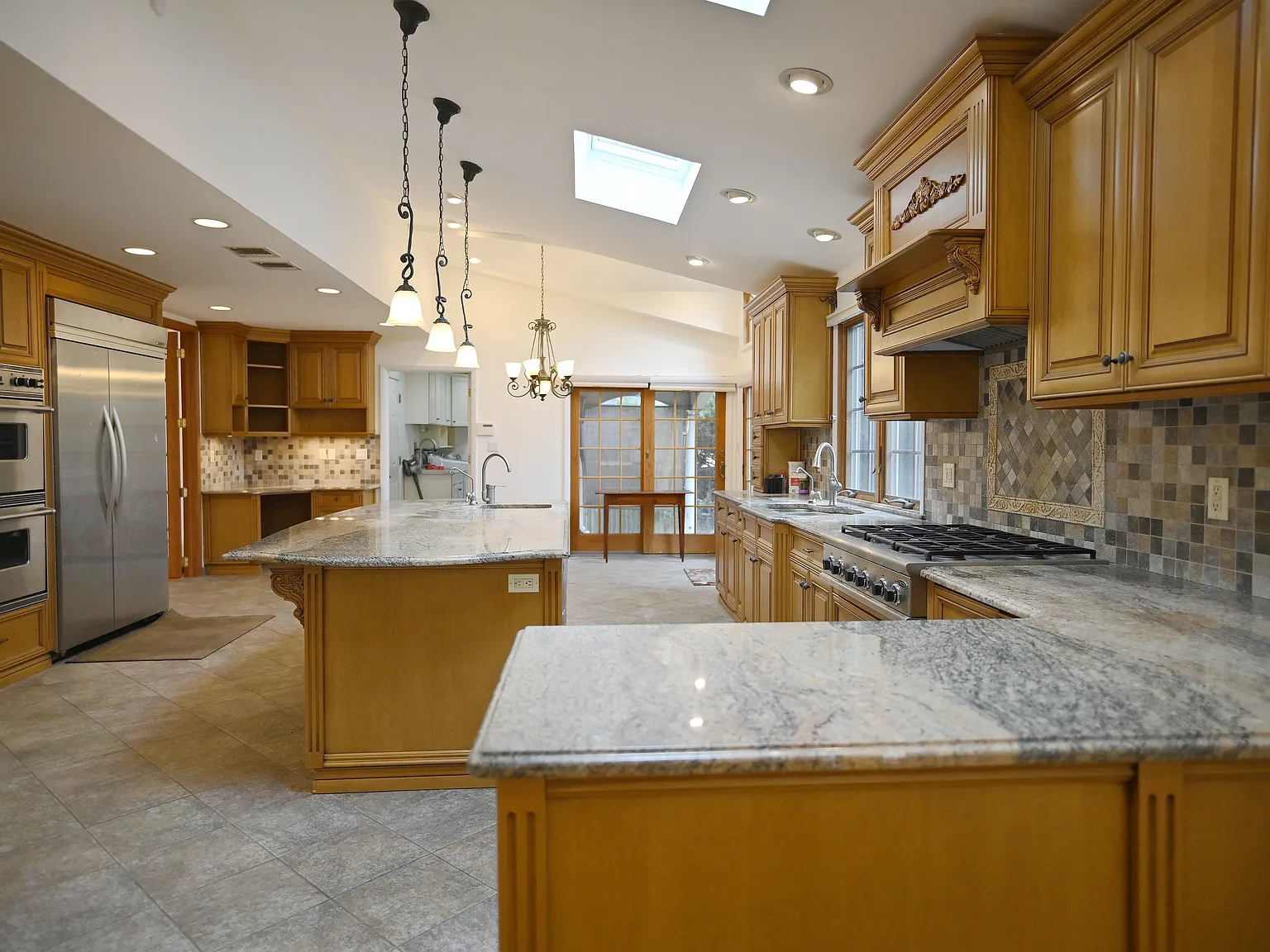 3 bed, 3280 sqft, $6,900 — Photo 2