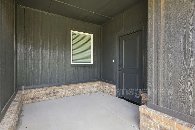 3 bed, 2.0 bath, 1445 sqft, $1,645 — Photo 3