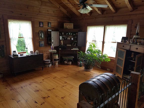 Upstairs Loft Area / Open