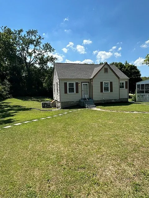3 bed, 1.0 bath, 1250 sqft, $2,000 — Photo 3