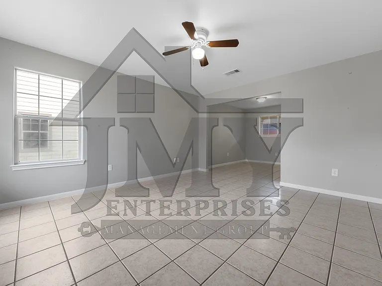 815 Cravens St #B2 — Photo 8
