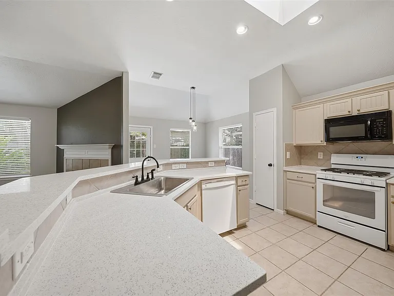 1607 Sandy Park Dr — Photo 7