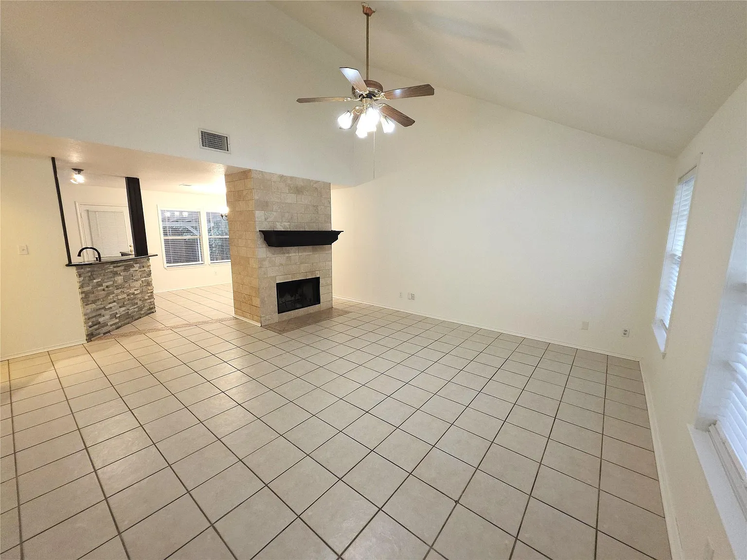 3 bed, 2.5 bath, 1405 sqft, $1,995 — Photo 2