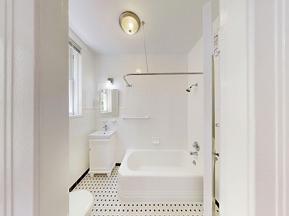 3rd image of 1401 Jones St #5117601