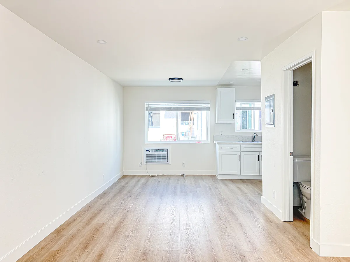 Building Photo - 1162 Elm Ave #29