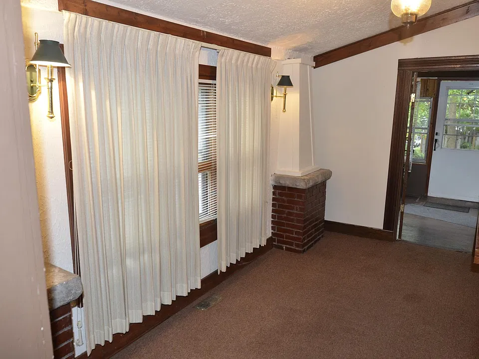 Living Room/ Entry