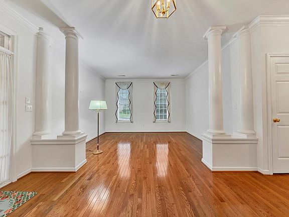 4th image of 3325 Somercroft Ct SW