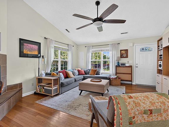 5th image of 403 Newton St