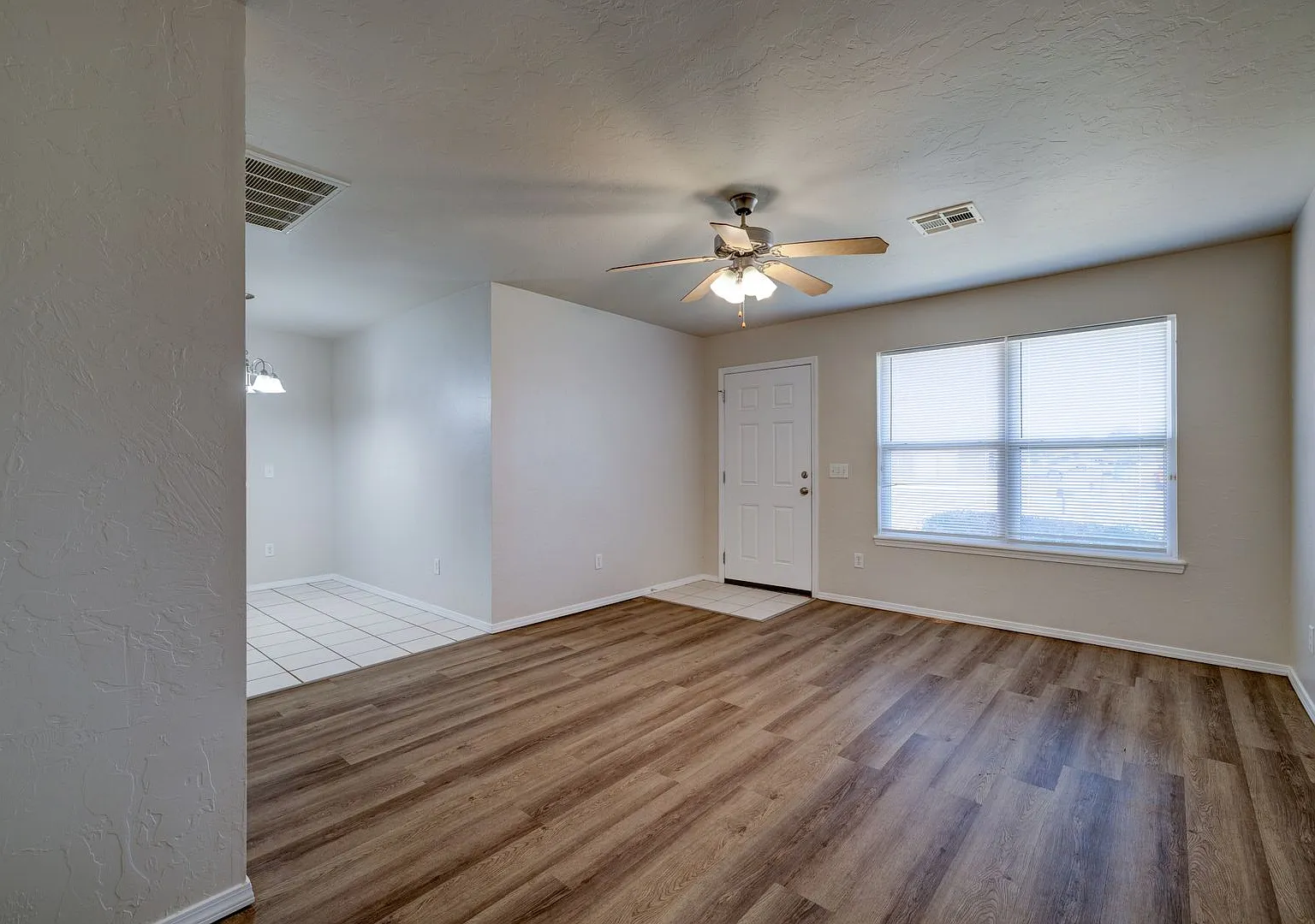 3 Bedroom 2 Bathroom Duplex - Mustang School District — Photo 3