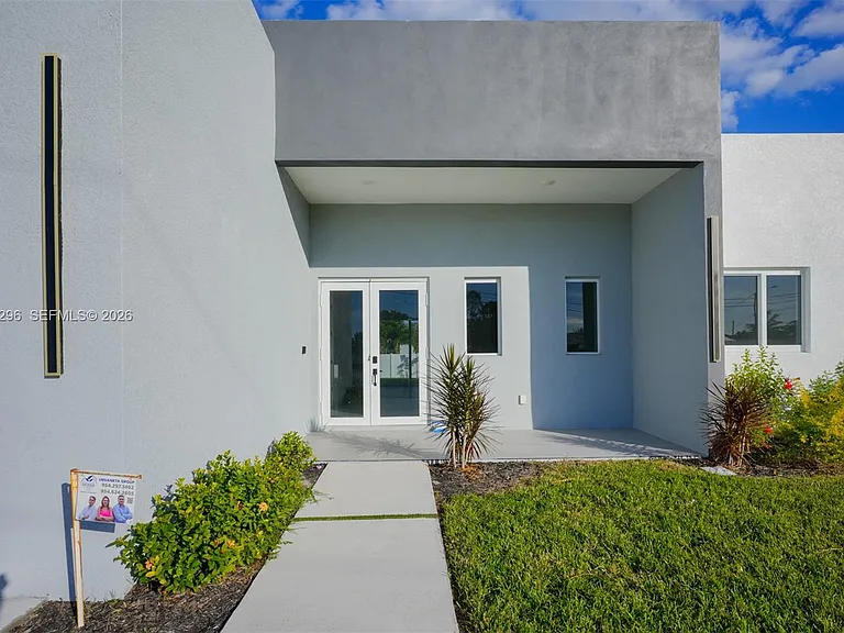 5 SW 26th Pl — Photo 4