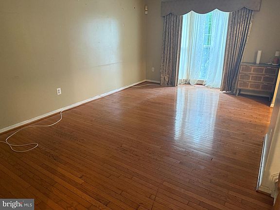 3rd image of 4452 Kentford Rd