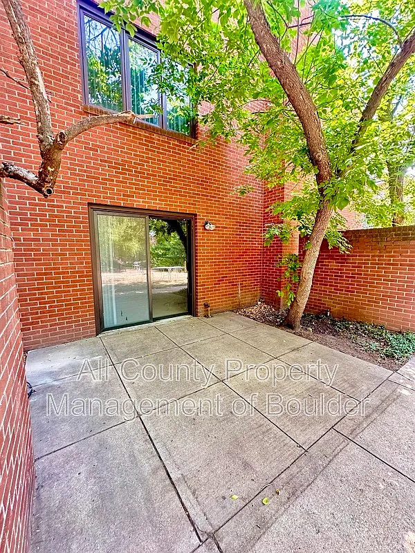 2 bed, 1.5 bath, 900 sqft, $2,200 — Photo 3