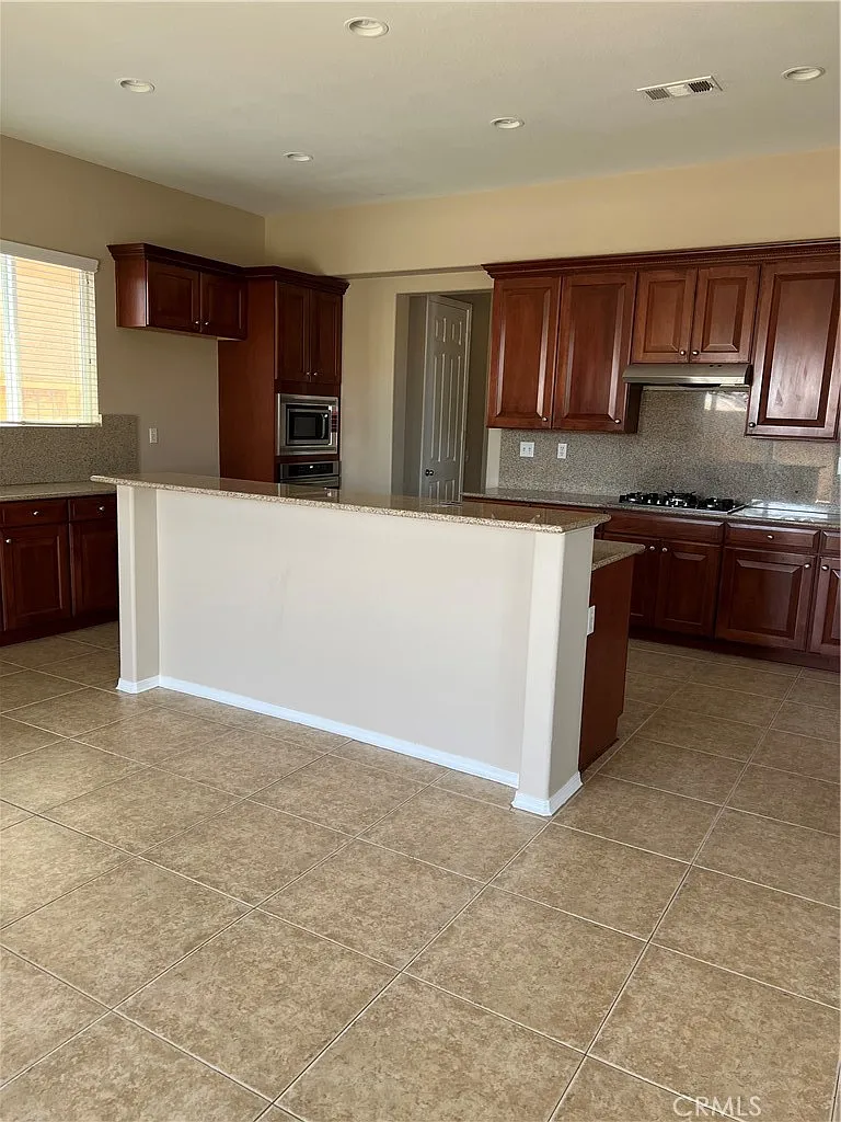 5 bed, 3513 sqft, $2,850 — Photo 2