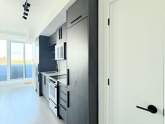 3rd image of 560 Rideau St #701