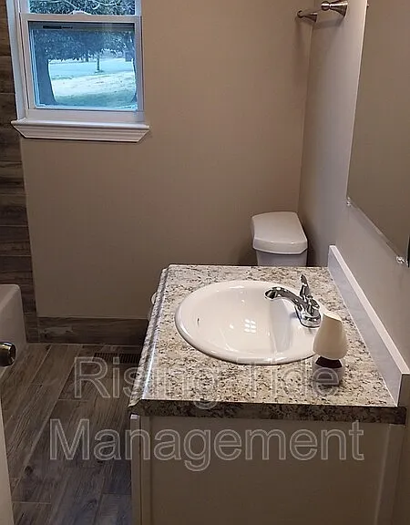 824 9th Ave — Photo 12