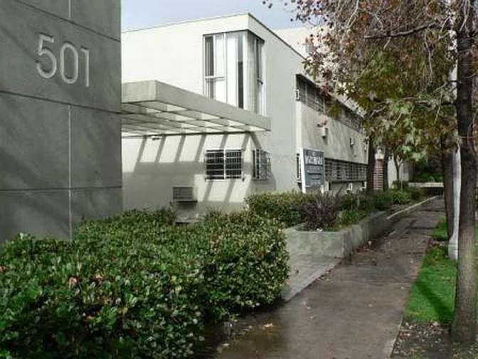 Rossmore Apartments — Photo 2
