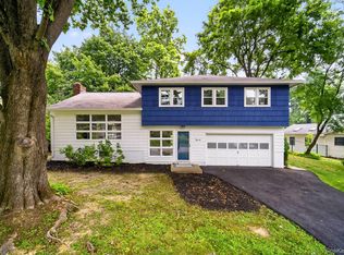 31 Old Farms Rd, Poughkeepsie, NY 12603