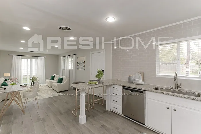1507 Granbury St — Photo 4