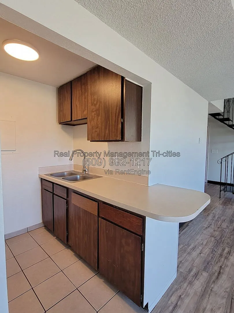 1025 W Entiat Ave — Photo 3