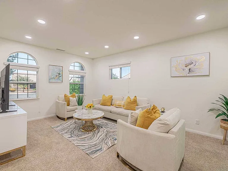 37058 Alton Dr — Photo 2