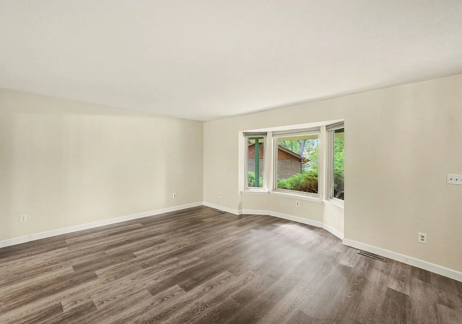 Highly Desirable 5 bed/ 4 bath with Indoor Pool - Available NOW — Photo 4