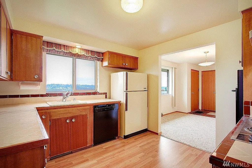 3 bed, 2180 sqft, $2,950 — Photo 4