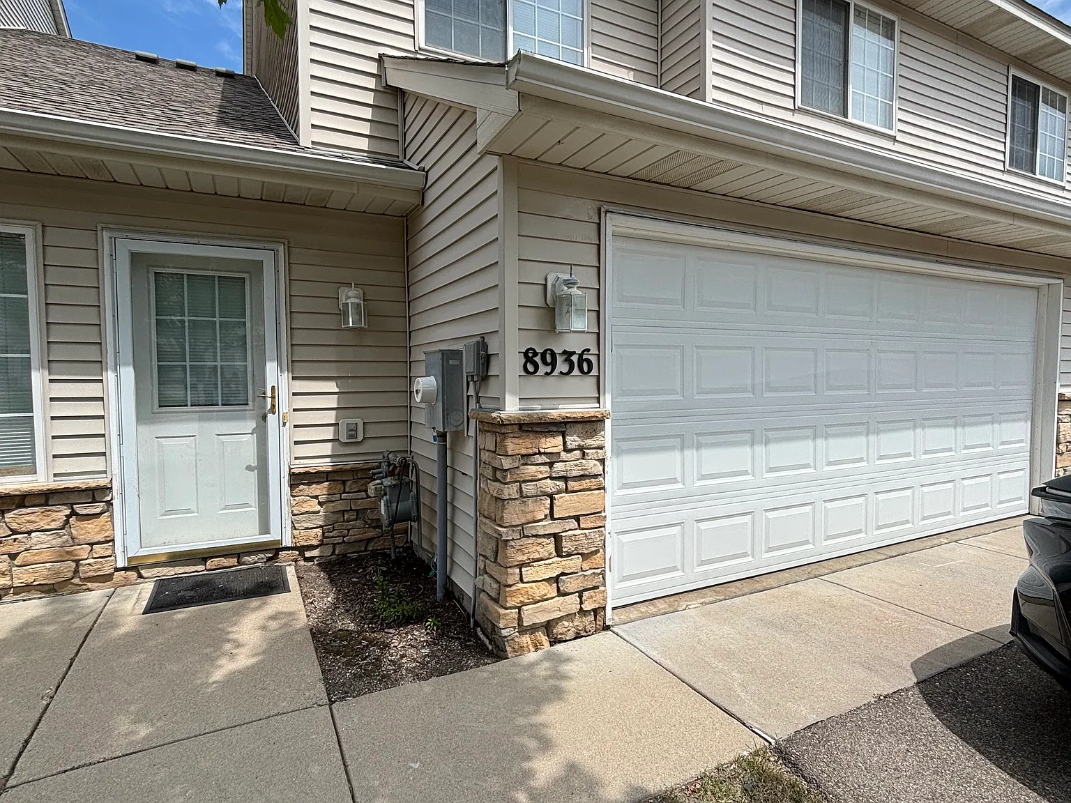 2 bed, 1.5 bath, 1370 sqft, $2,100 — Photo 1