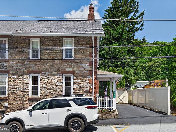 2nd image of 332 Boyd St
