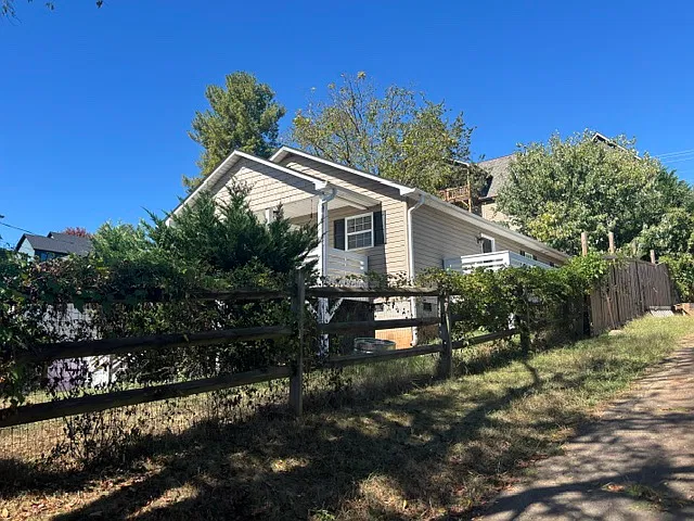3 bed, 1050 sqft, $2,195 — Photo 2