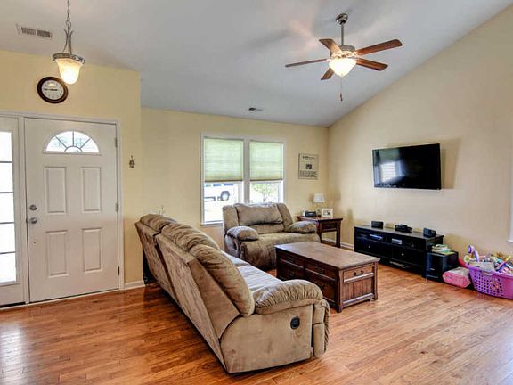 4th image of 143 S Palm Dr