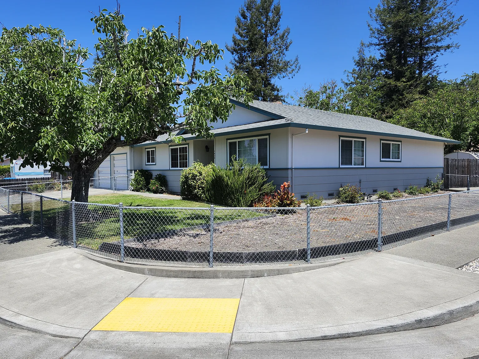 3 bed, 1446 sqft, $3,300 — Photo 2
