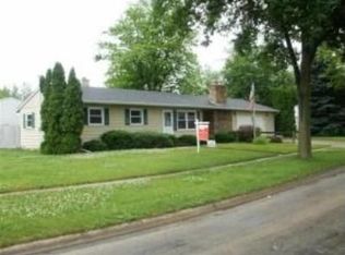 902 Lakeview Dr, Rochelle, IL 61068