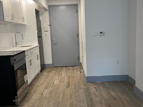 4th image of 1143 Hoe Ave #3B