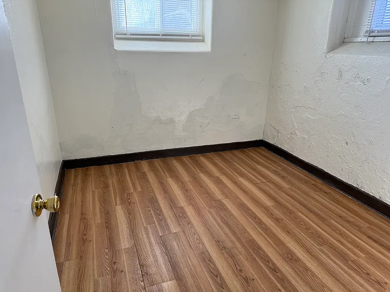 231 W 4th St #4 — Photo 35