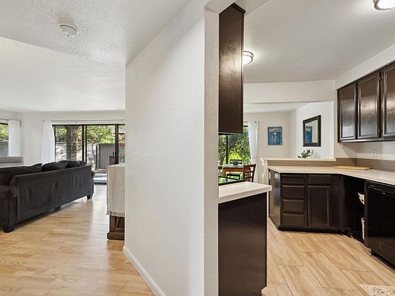 4th image of 15 Peter Coutts Cir