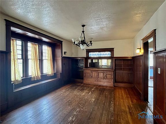 3rd image of 609 N Clinton St