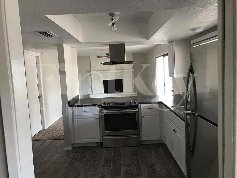 4809 W Laurel Ln — Photo 4