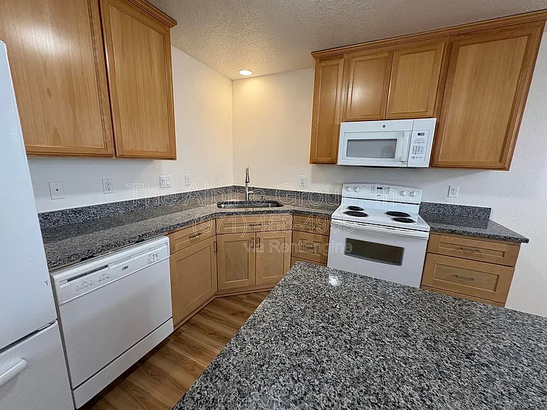 210 NW Connell Ave — Photo 5