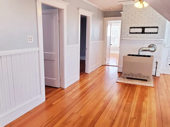 103 Stephen St APT 4, South Dartmouth, MA 02748