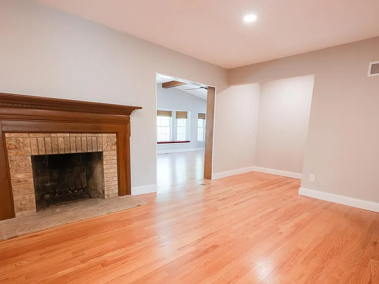 327 Royal Village Dr — Photo 8