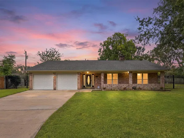 8501 Twelve Oaks Dr, Texas City, TX 77591