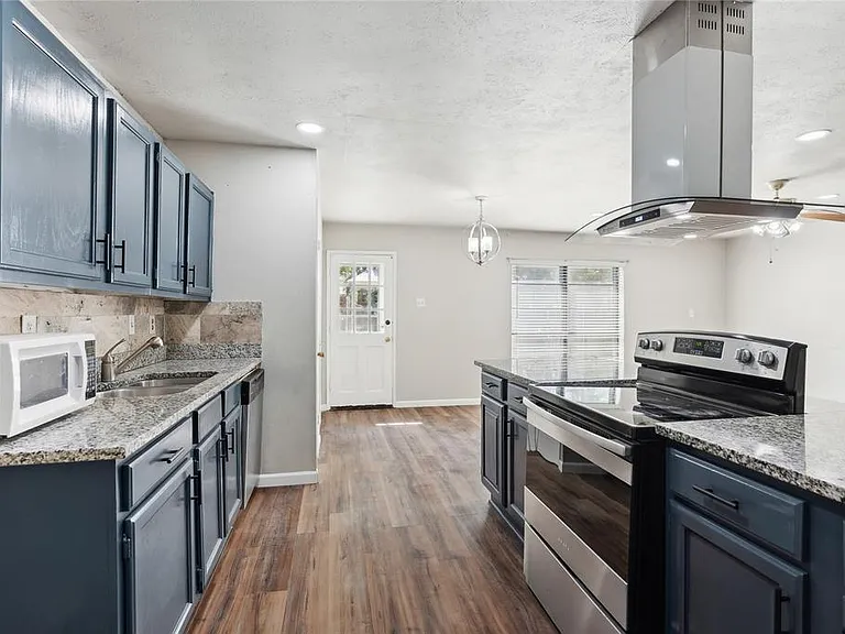 556 Hawthorne Dr — Photo 8