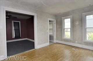 2nd image of 823 Elmwood St