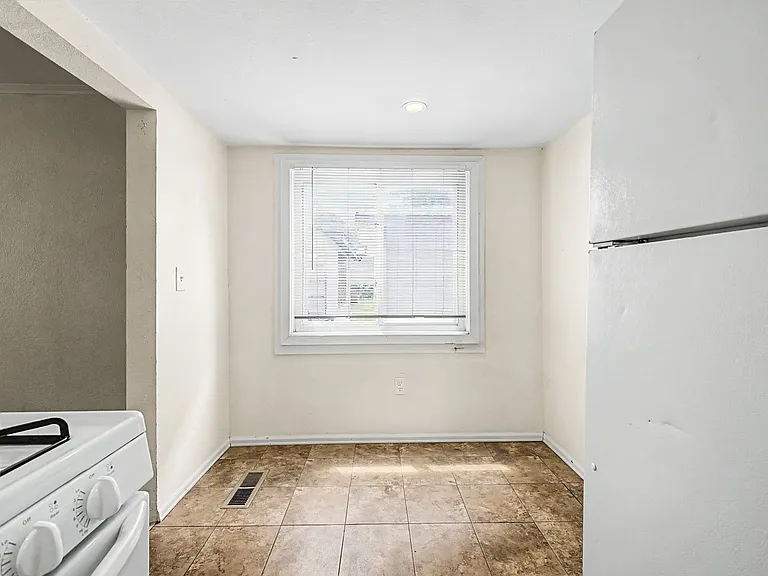 4731 N Vine St — Photo 5