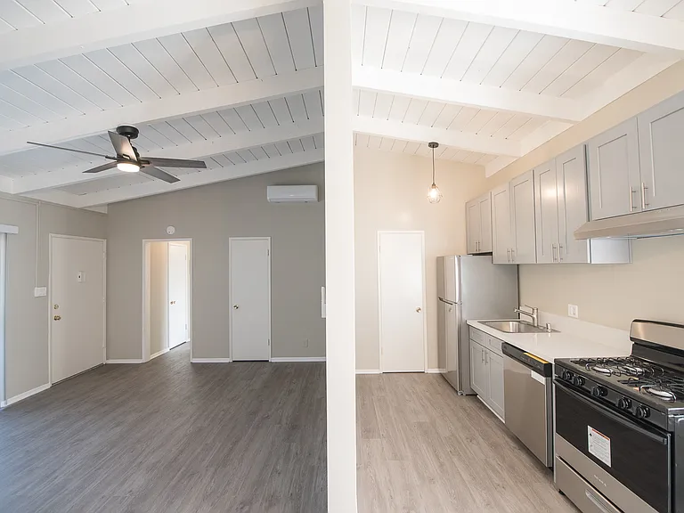 450 Live Oak — Photo 2