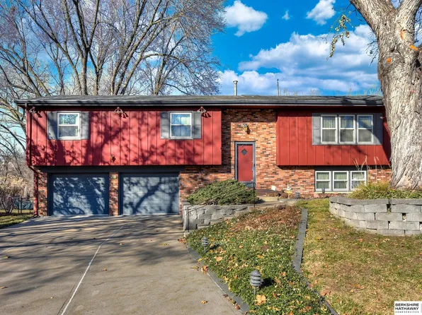 4560 Suburban Dr, Omaha, NE 68157