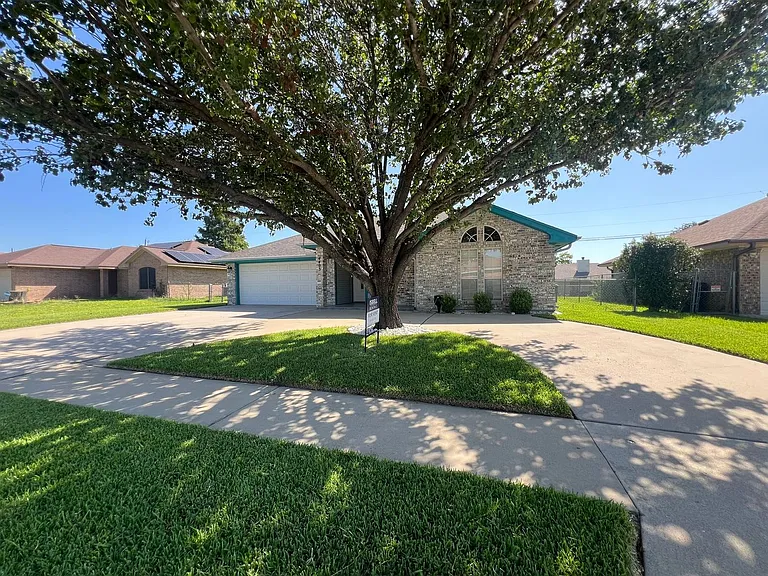 4403 Chantz Dr — Photo 2