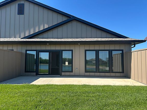 Back view/patio/green space