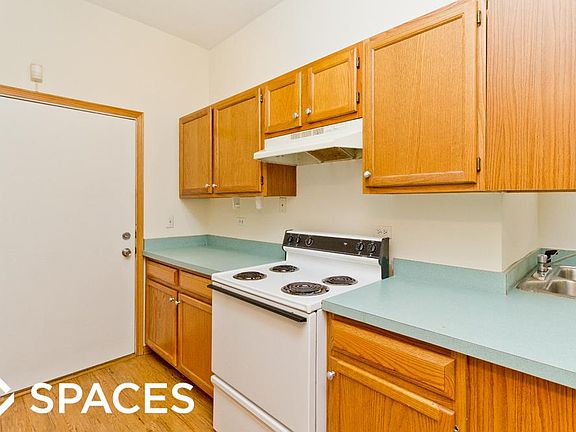 3rd image of 1547 W Augusta Blvd APT Grdn
